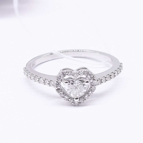 Platinum/Gold Diamond Ring in Heart-Shaped Diamond