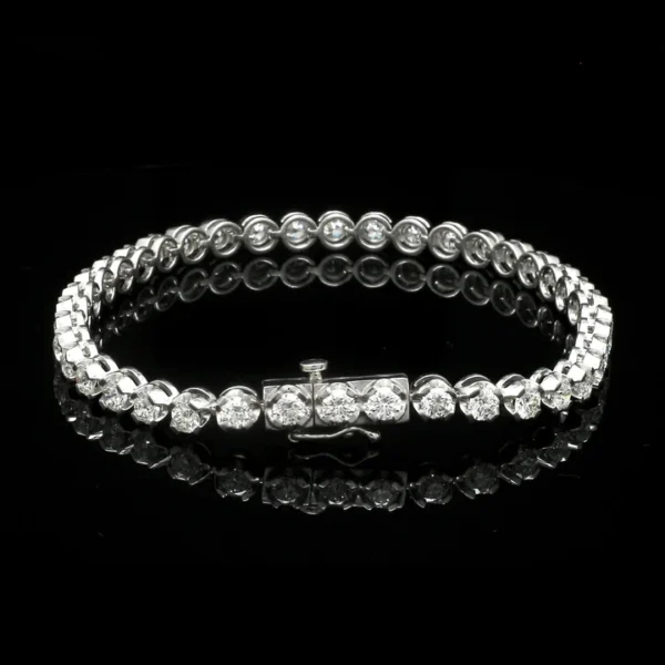 18-pointer diamonds set in a classic platinum tennis bracelet with single line