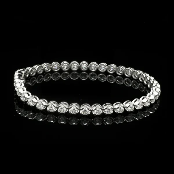 18-pointer diamonds set in a classic platinum tennis bracelet with single line - Image 2