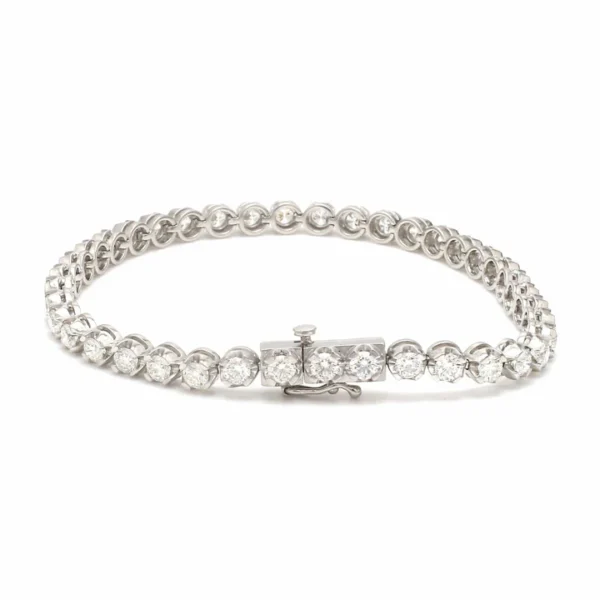 18-pointer diamonds set in a classic platinum tennis bracelet with single line - Image 5